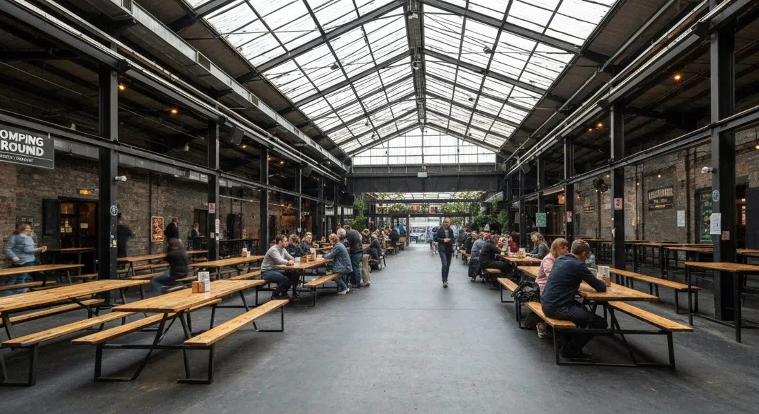 La cervecería cavernosa de Stomping Ground en Gipps Street, paddles en las mesas y el área del jardín con techo retráctil visible bajo la luz industrial del día