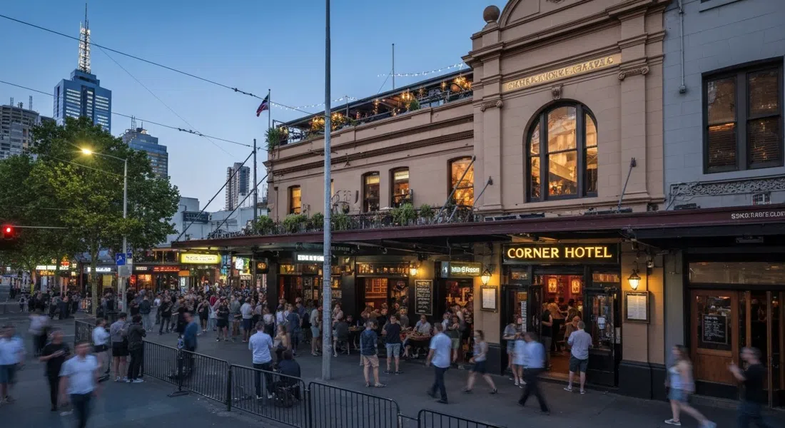 el Corner Hotel en Swan Street al atardecer, multitud de música en vivo fuera del pub del siglo XIX y la terraza de la azotea arriba