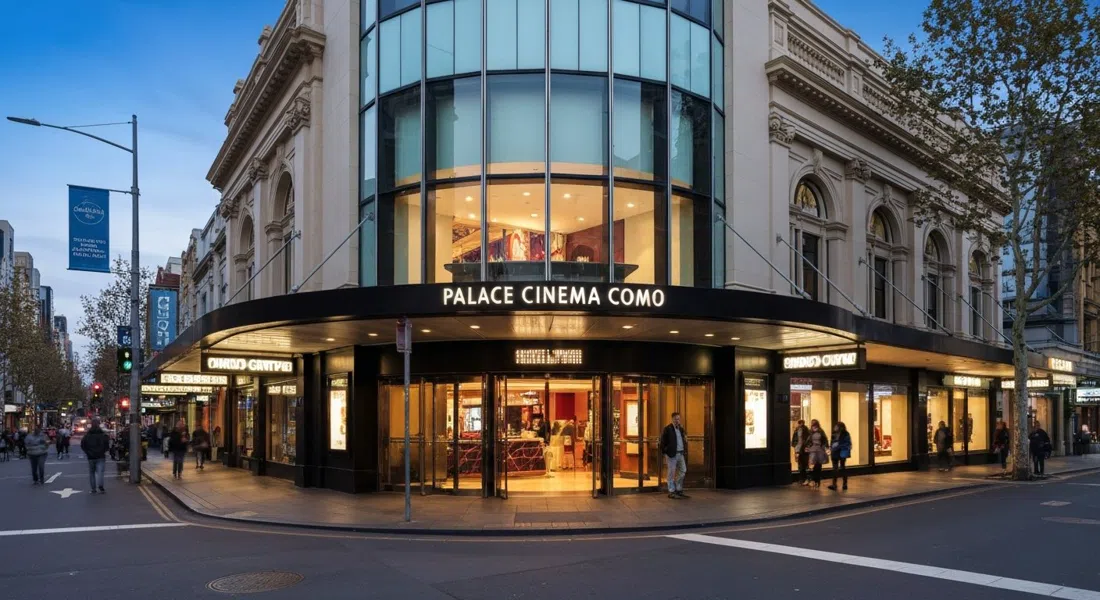 la entrada de vidrio del Palace Cinema Como en la esquina de Toorak Road y Chapel Street al atardecer, con el Como Centre brillando a su alrededor