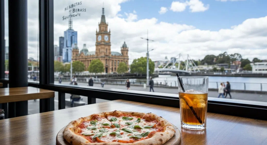 Una pizza al horno de leña y una bebida en BearBrass en Southgate, con el Southbank Promenade y el río visibles a través de las ventanas